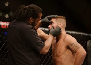 UFC Mexico: Main Event disastroso! Fan lanciano di tutto nell’ottagono