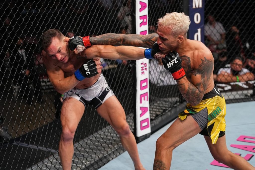 Charles Oliveira mette KO Michael Chandler