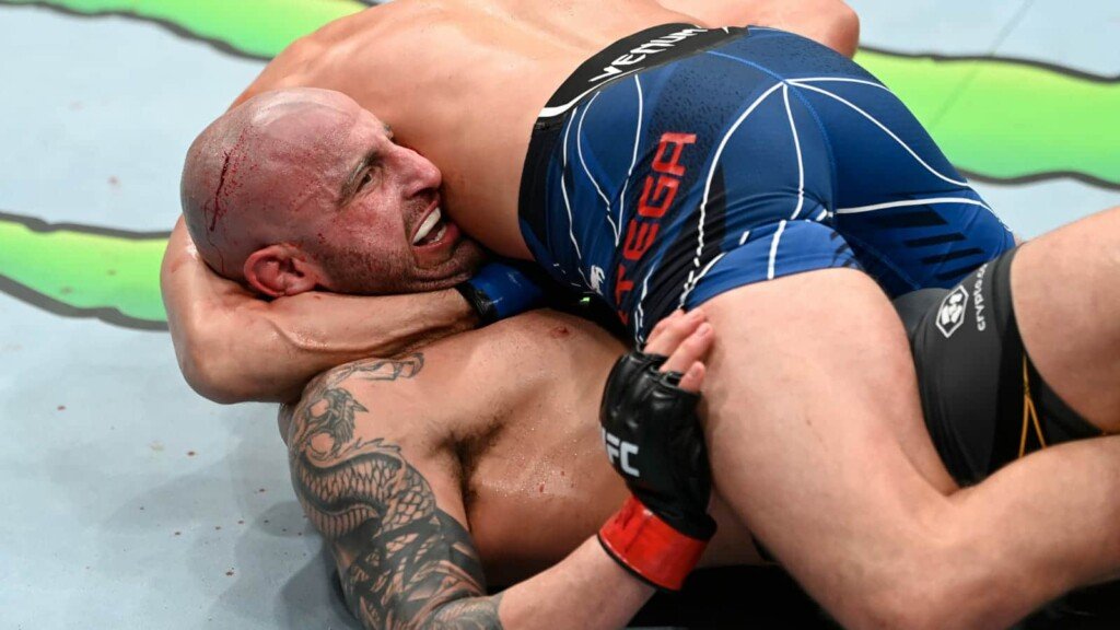 La ghigliottina di Brian Ortega su Alexander Volkanovski a UFC 266